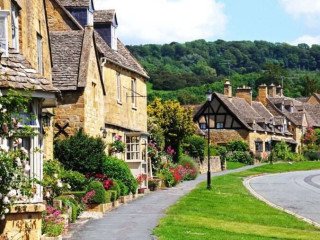 the-tailor-made-day-trips-to-cotswolds-offer-direct-pickups-in-luxury-ac-coaches-and-minivans